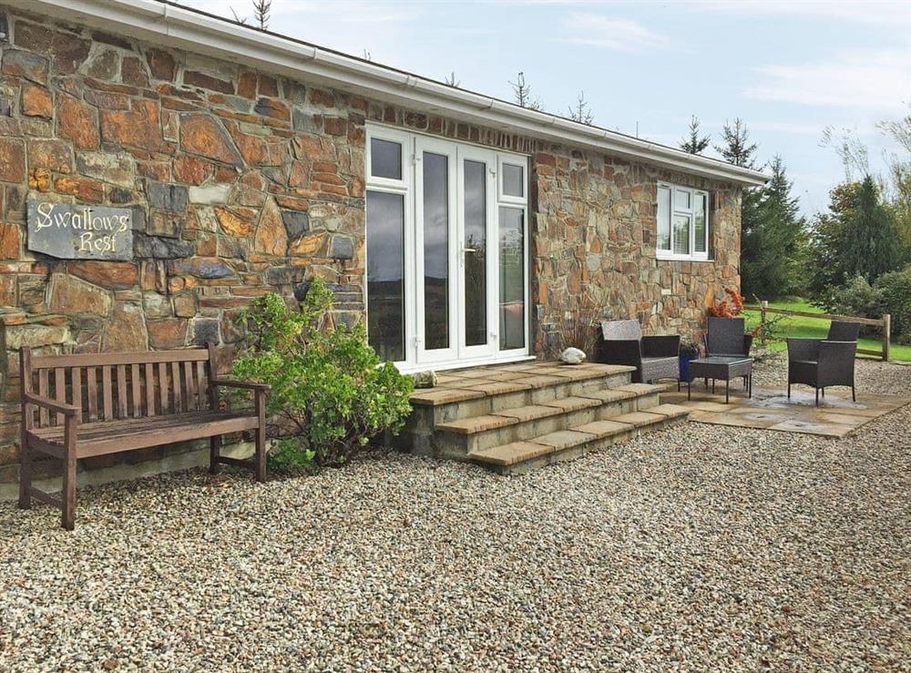 Attractive single-storey lodge style holiday home at Swallows Rest in East Taphouse, near Liskeard, Cornwall
