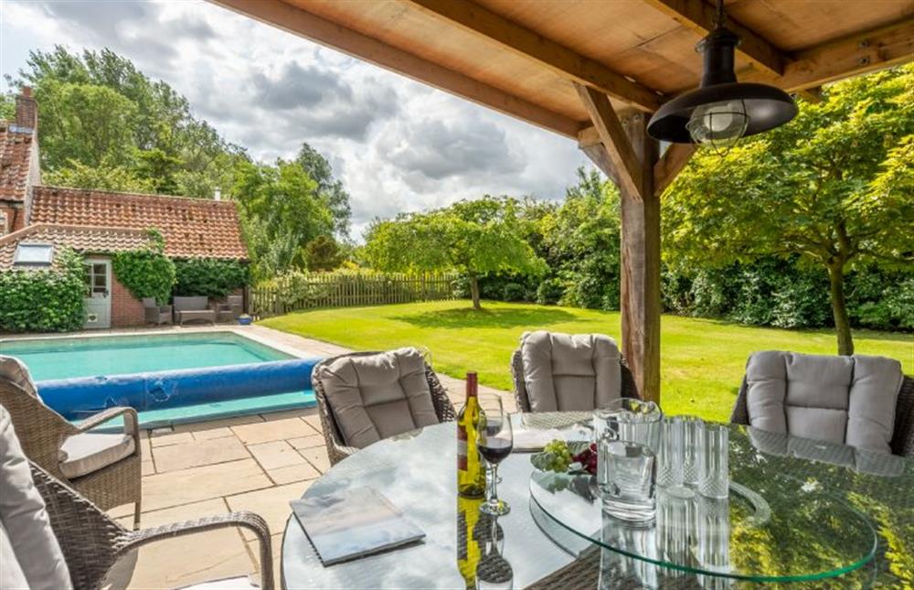 Swan Cottage: Outside dining area with a pergola at Swan Cottage, South Creake near Fakenham