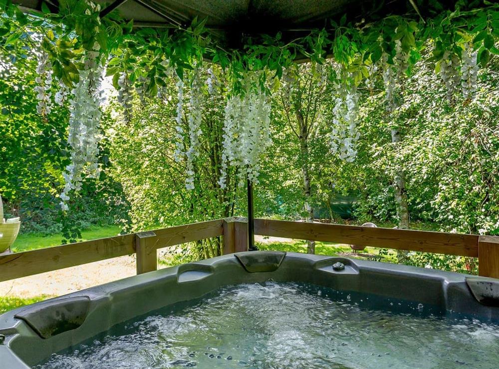 Hot tub (photo 2) at Swan Lodge in Walkeringham, Nottinghamshire