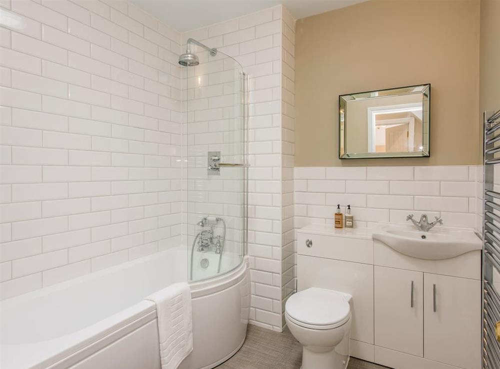 Family bathroom with shower over bath at Cowslip Cottage, 