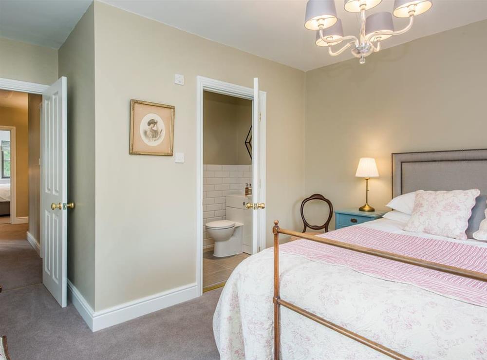 King-size bedroom with en-suite shower room at Cowslip Cottage, 
