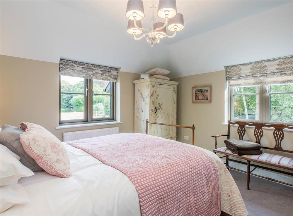 Spacious king-size bedroom at Cowslip Cottage, 