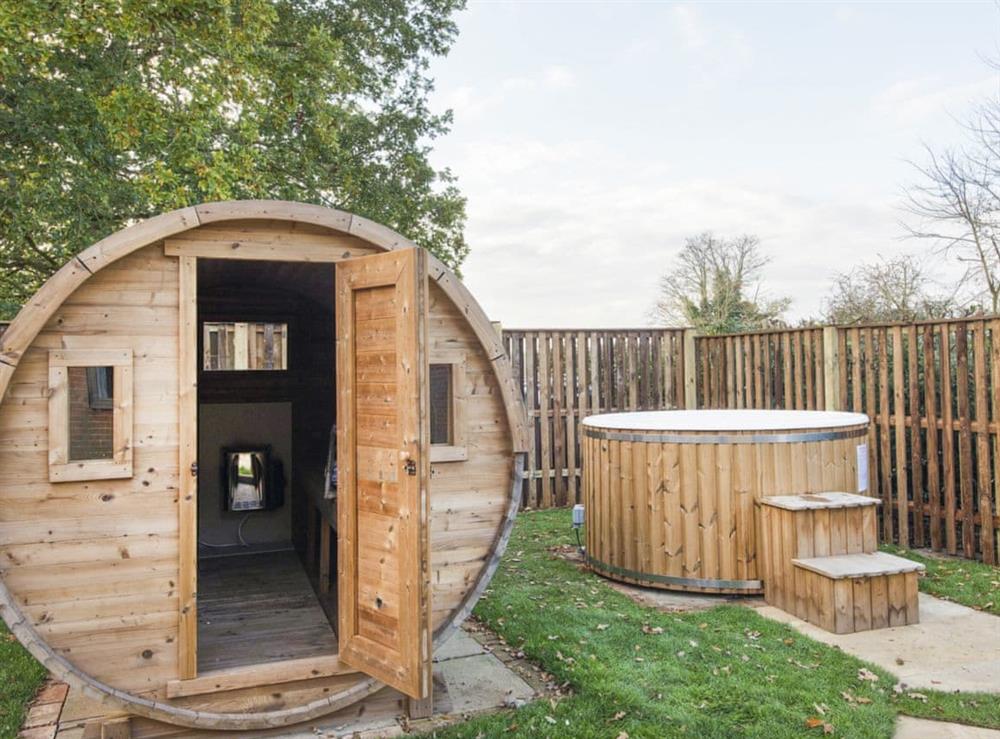 Hot tub and sauna at Meadowsweet Cottage, 