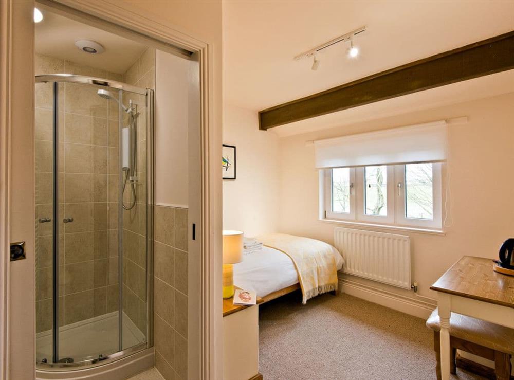 Stylish en-suite double bedroom at Wansfell Suite, 