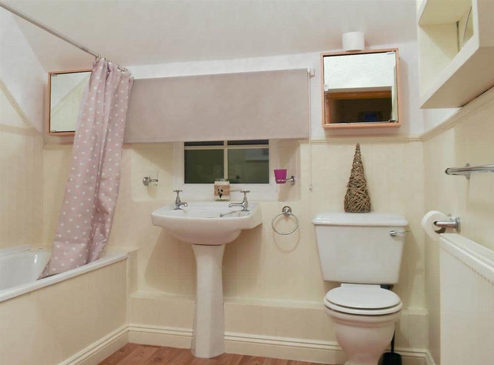 Bathroom at Sweet Pea Cottage in Heacham, near King’s Lynn, Norfolk