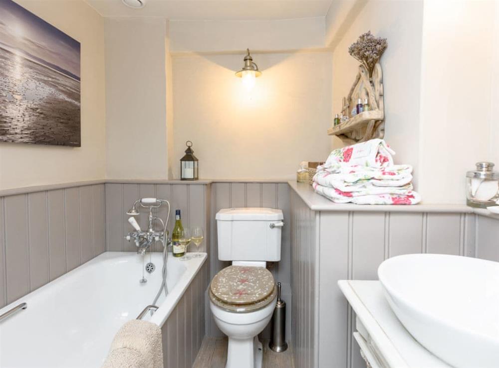 Wonderful en-suite bathroom at Sweet Pea Cottage in Kingston, near Corfe Castle, Dorset