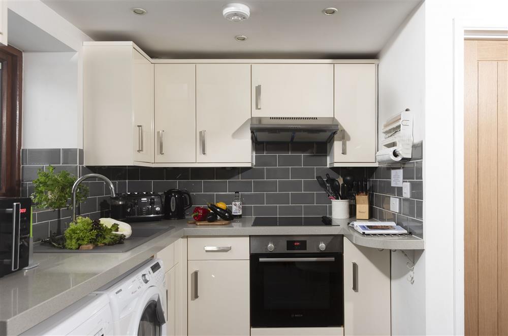 With an electric oven and hob, microwave, dishwasher, washer/dryer and fridge/freezer