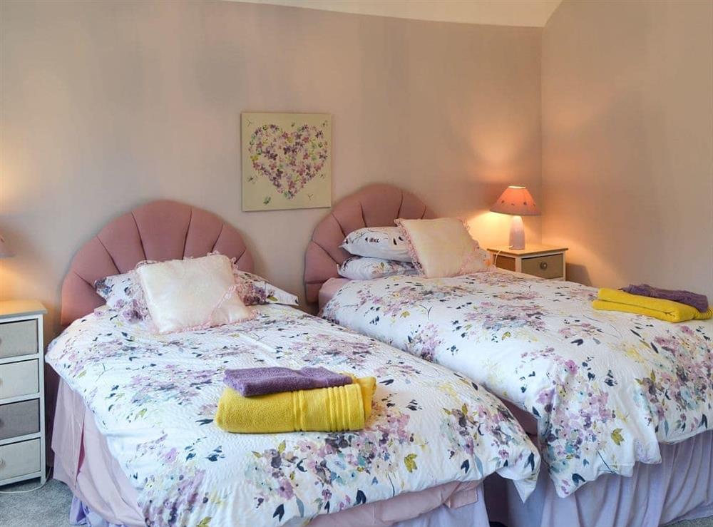 Twin bedroom at Swn-y-Wylan in Criccieth, near Porthmadog, Gwynedd