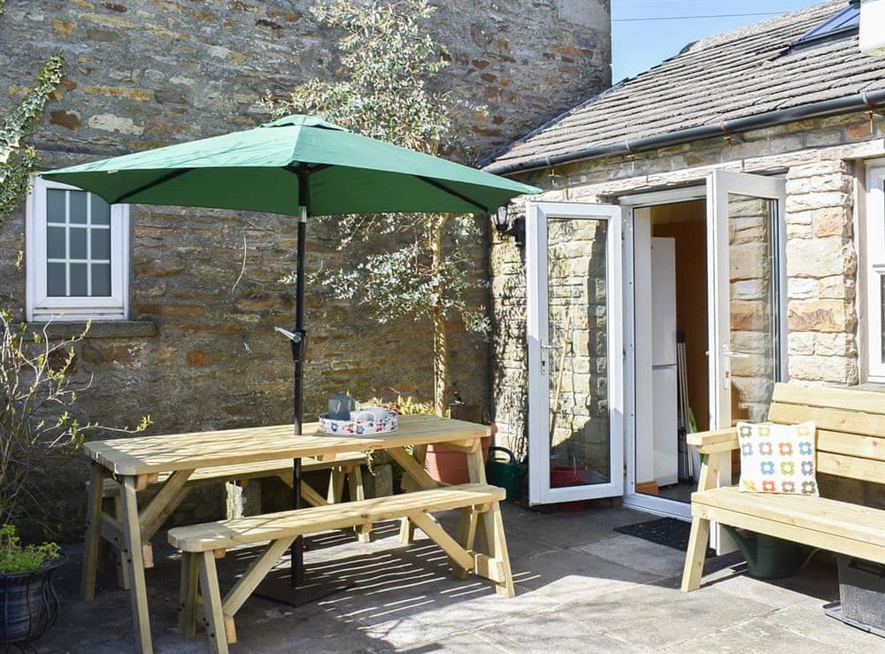 Outdoor eating area at Syke Cottage in Bainbridge, North Yorkshire
