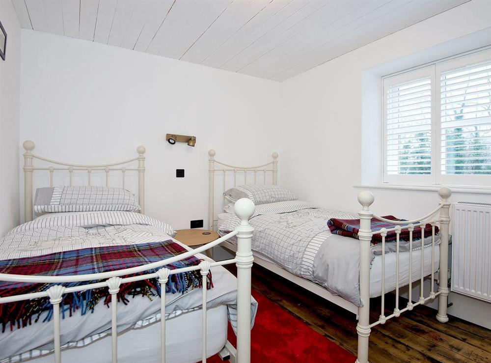 Light and airy twin bedroom at Tŷ Cai, 