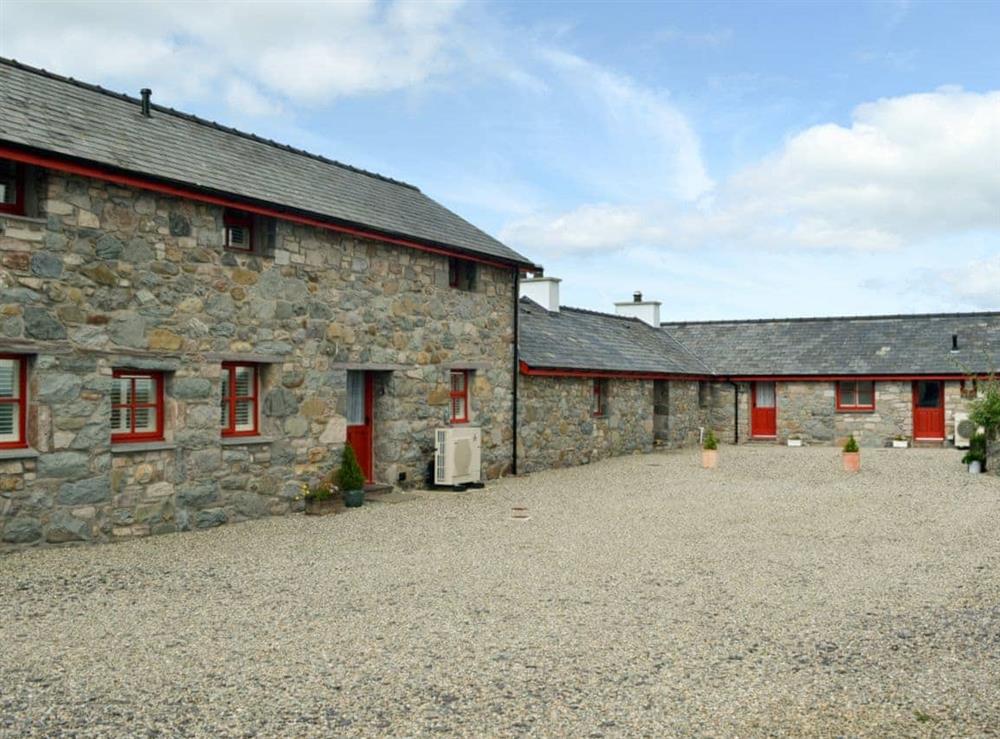 Shared gravelled courtyard at Tŷ Cai, 