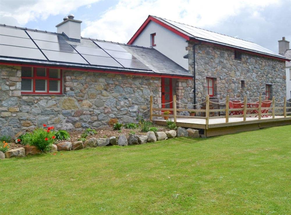 Spacious, attractive and comfortable barn conversion close to the Snowdonian National Park at Tŷ Cai, 