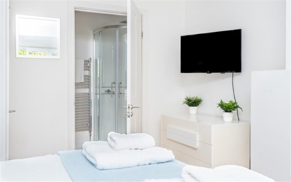 Master bedroom with en suite shower room at Tamarisk in Bigbury-On-Sea