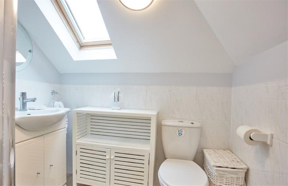 Tamarisk House, Cornwall: Bedroom one en-suite with shower, wash basin and WC at Tamarisk House, Newquay