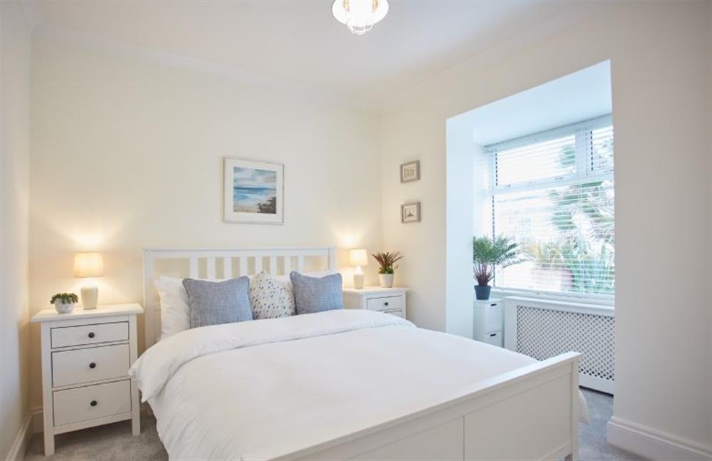 Tamarisk House, Cornwall: Bedroom three with a 5ft king-size bed and en-suite shower room at Tamarisk House, Newquay