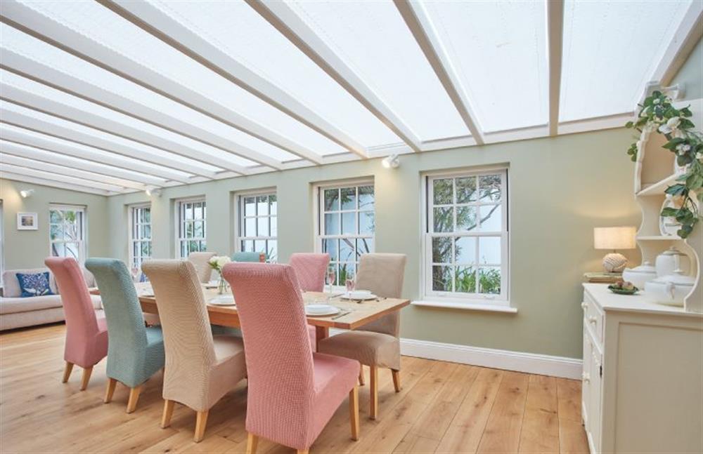 Tamarisk House, Cornwall: Dining area with views out into the garden at Tamarisk House, Newquay