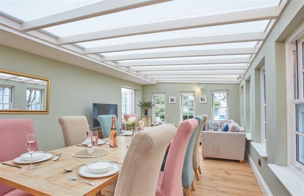 Tamarisk House, Cornwall: Dining room with seating for all guests at Tamarisk House, Newquay