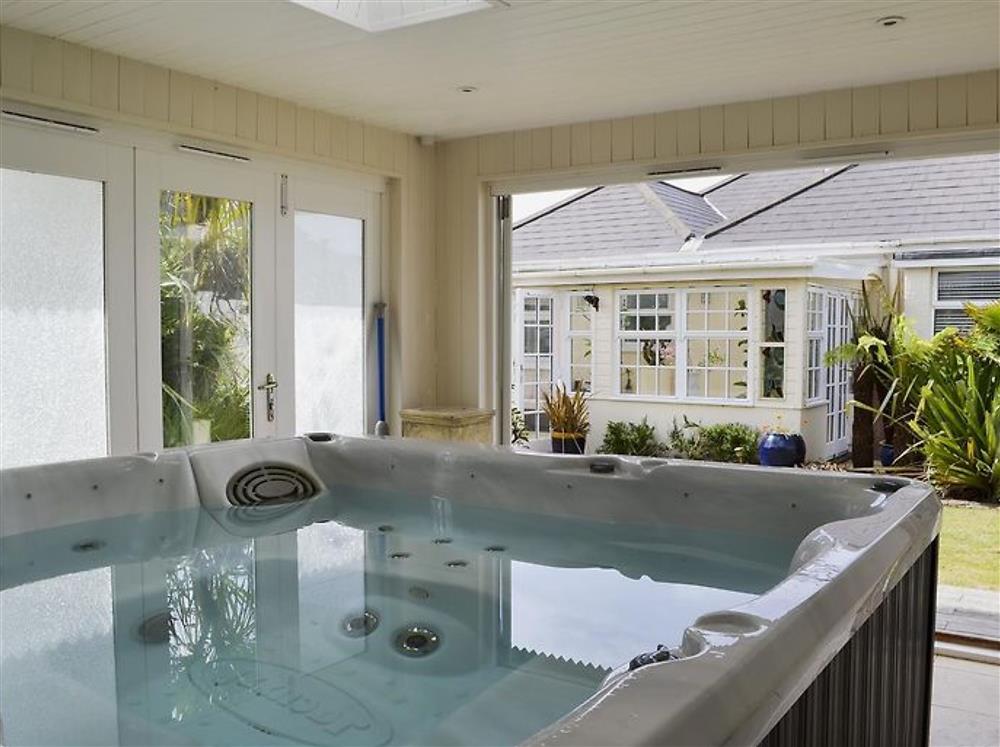 Tamarisk House, Cornwall: Garden room with a hot tub seating up to eight people (photo 2) at Tamarisk House, Newquay
