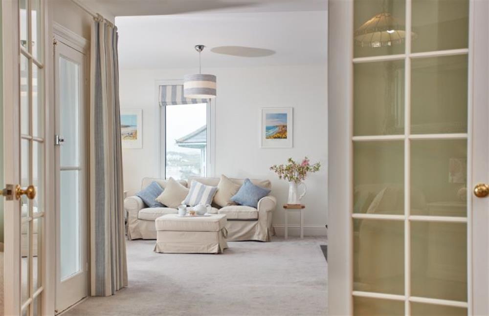 Tamarisk House, Cornwall: Sitting room accessed from the snug at Tamarisk House, Newquay