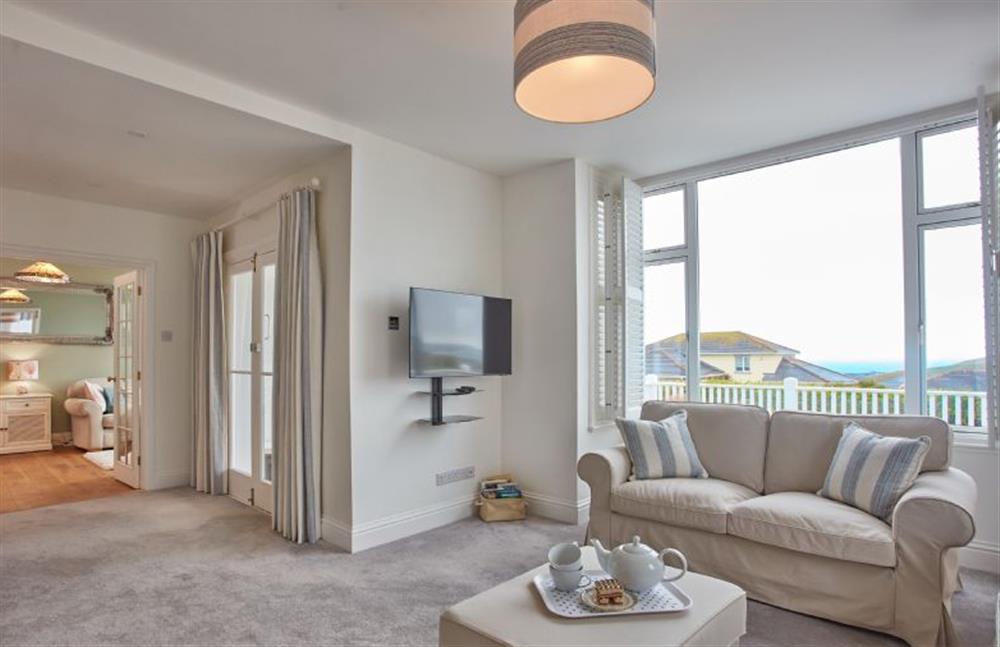 Tamarisk House, Cornwall: Spacious sitting room with sea views at Tamarisk House, Newquay