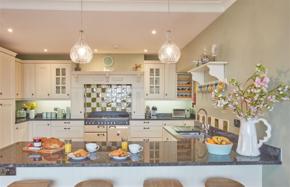 Tamarisk House, Cornwall: Well-equipped kitchen with breakfast bar at Tamarisk House, Newquay