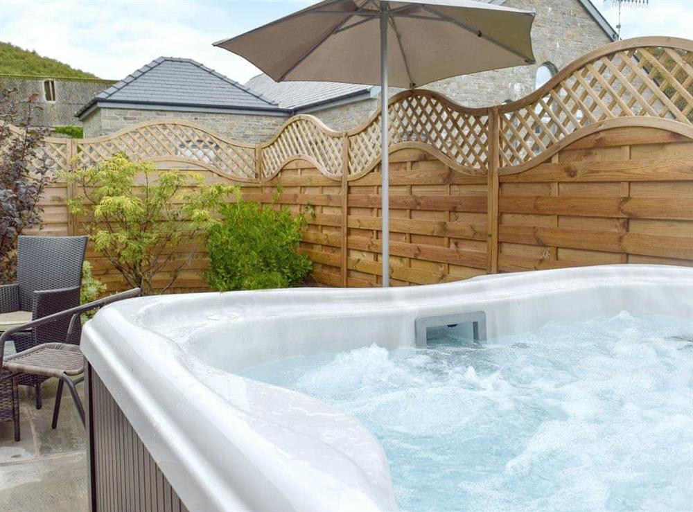 Wonderful relaxing hot tub at Coal Shed, 