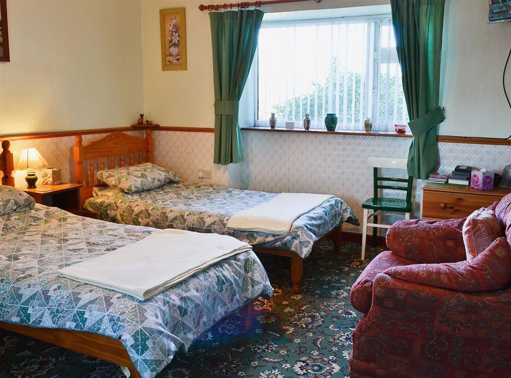 Twin bedroom at Tanpencefn Mawr in Brynsiencyn, Gwynedd