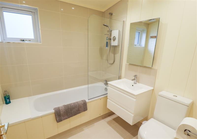 Bathroom at Tanqueray Lodge, Kenwick near Louth