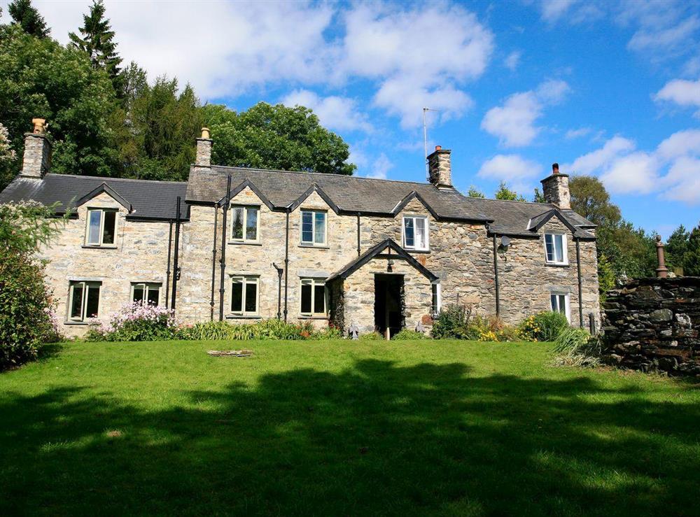 Tanycastell Mawr is a detached property