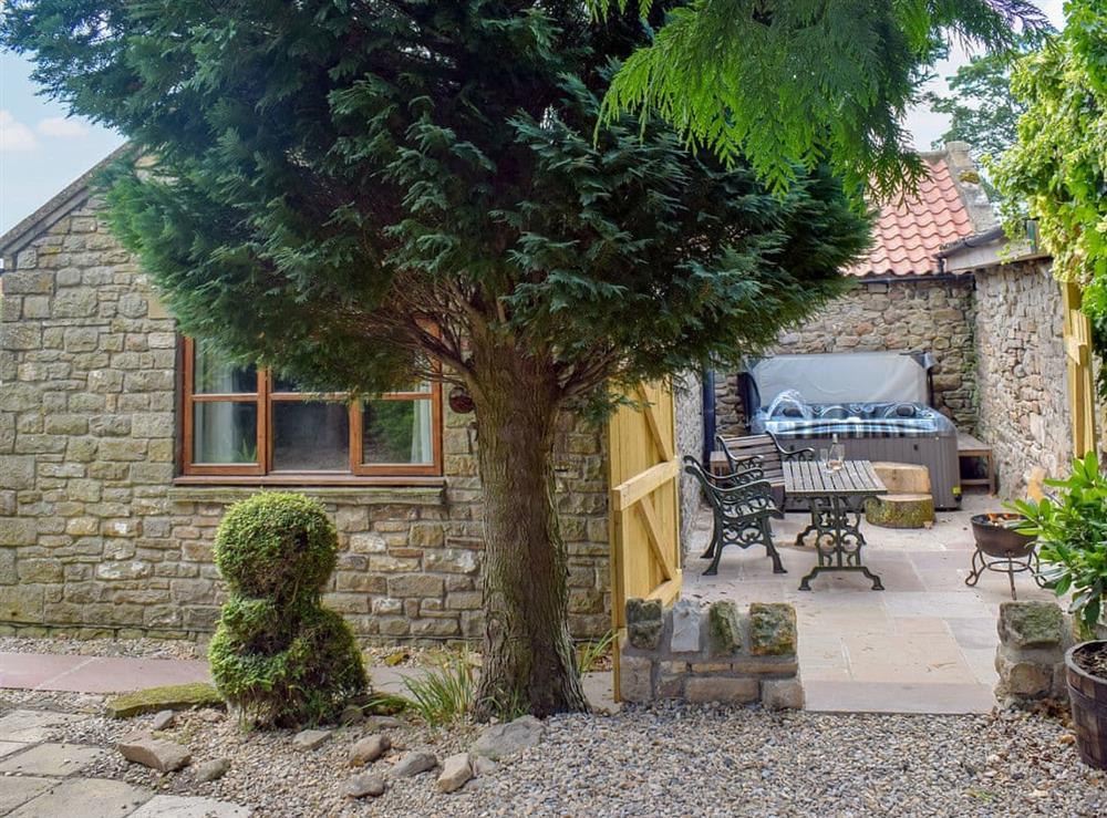 Excellent accommodation with private hot tub/ patio area at Tavern Cottage, 