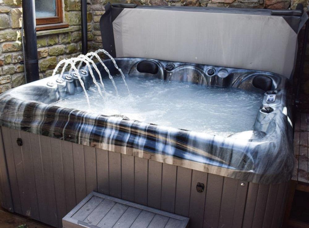 Hot tub at Tavern Cottage, 