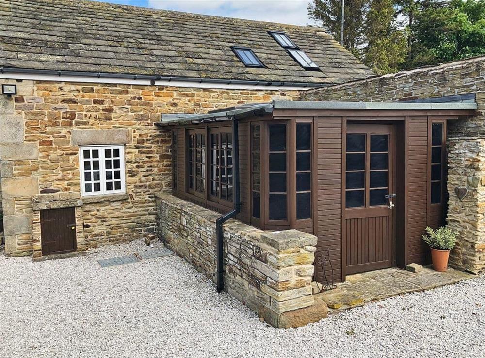 Cottage and hot tub at Tawny Owl Barn in Cutthorpe, Derbyshire