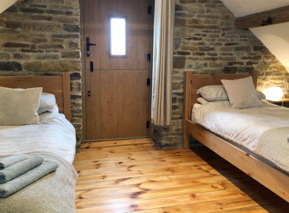 Twin bedroom at Tawny Owl Barn in Cutthorpe, Derbyshire