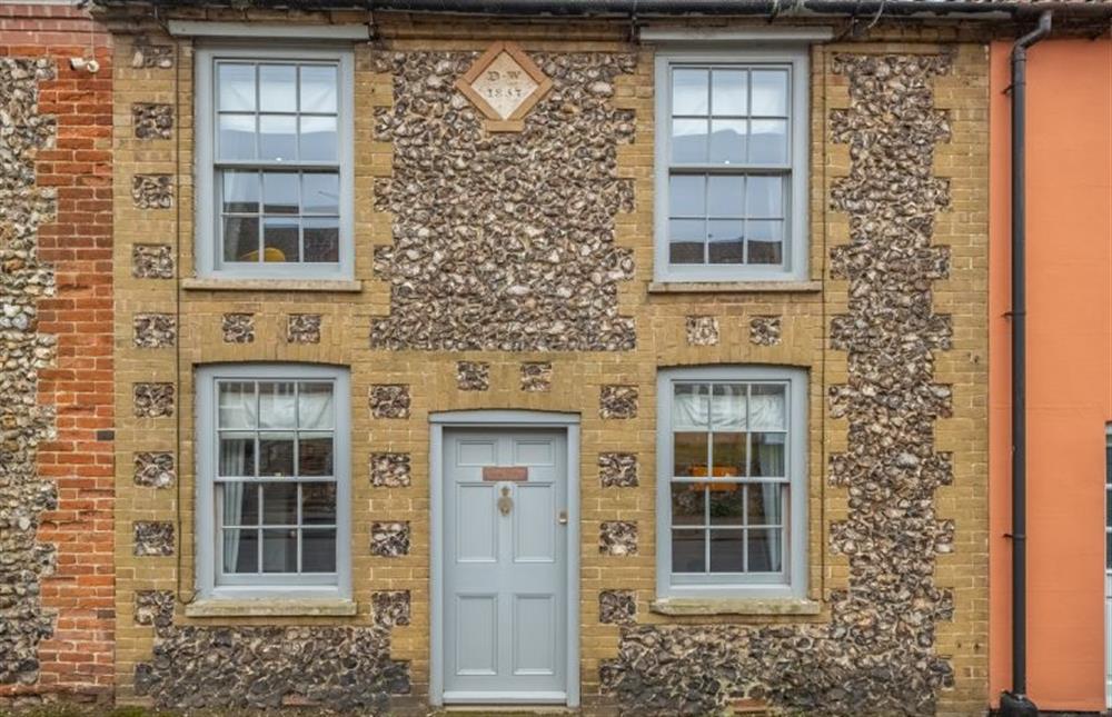 Teacup Cottage: A pretty brick and flint fronted cottage