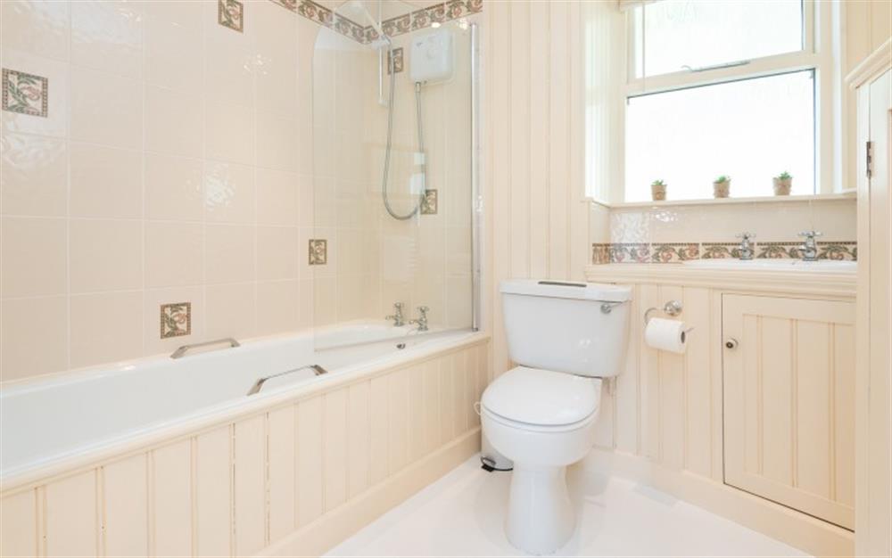 The ground floor bathroom with shower over the bath at Teak Cottage in Polperro