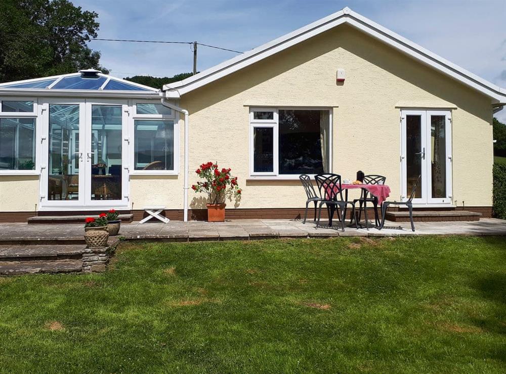 Warm and welcoming bungalow at Tegfan in Llangenny, near Crickhowell, Powys