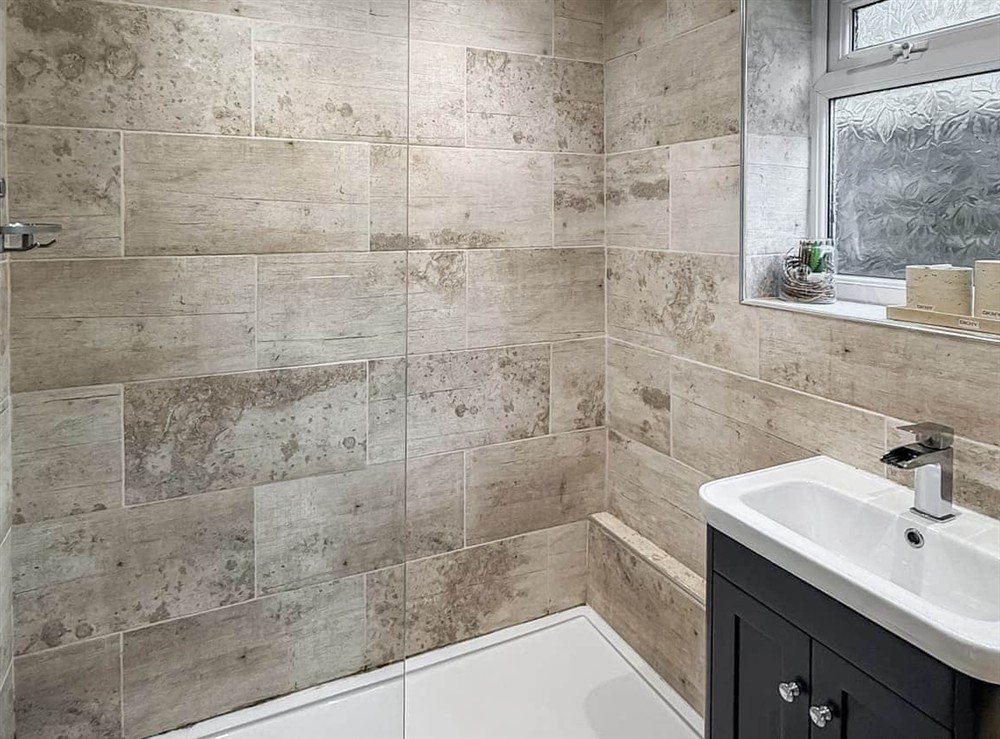 Luxury shower room at Tegfryn Cottage in Pant Llwyd, near Blaenau Ffestiniog, Gwynedd