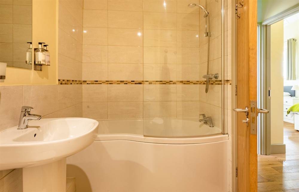 The bathroom at Teign Cottage in Broadhempston