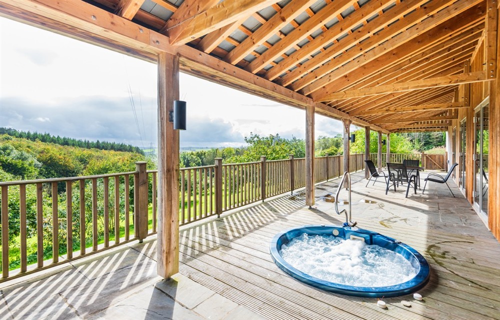 There is a swimming pool at Teign Cottage in Broadhempston