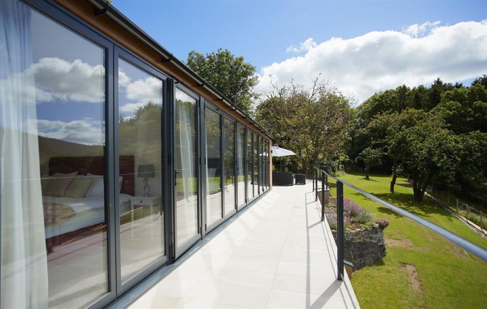 A staggering 16 metres of bi-fold doors opening out to a tiled balcony overlooking the beautiful river (photo 3)