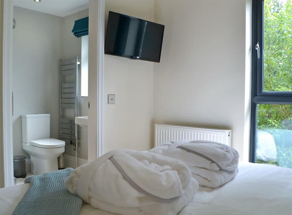 Sumptuous double bedroom with en-suite (photo 2) at Tenement Farm Lodge in Burneside, near Kendal, Cumbria