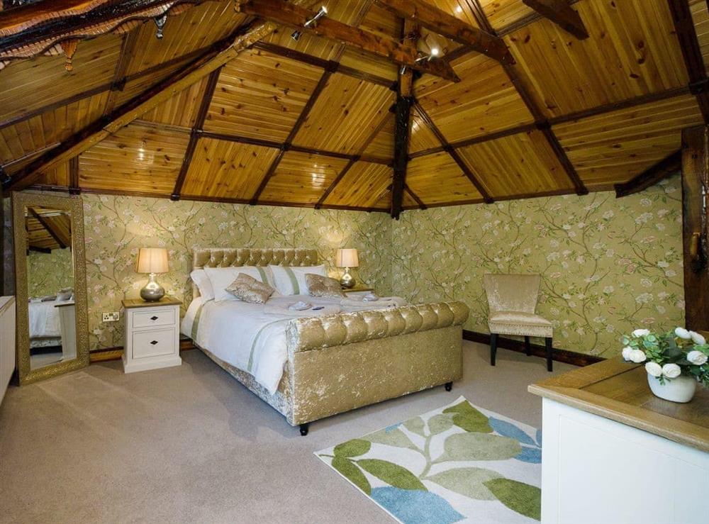 Charming double bedroom at Tennox Parlour in Kilbirnie, near Lochwinnoch, Ayrshire