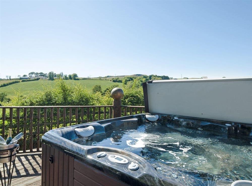 Private hot tub for 6 at Tennox Parlour in Kilbirnie, near Lochwinnoch, Ayrshire