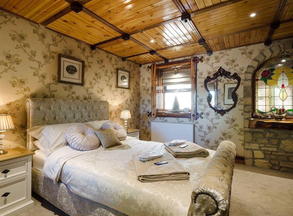 Stylish double bedroom at Tennox Parlour in Kilbirnie, near Lochwinnoch, Ayrshire