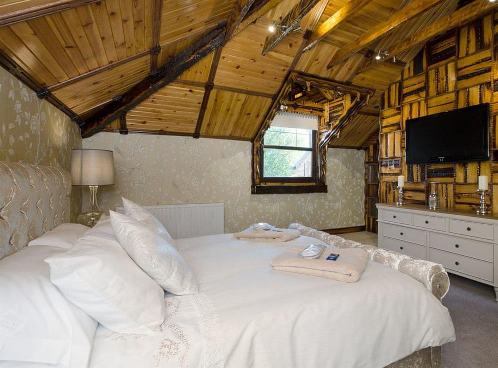Sumptuous double bedroom (photo 2) at Tennox Parlour in Kilbirnie, near Lochwinnoch, Ayrshire
