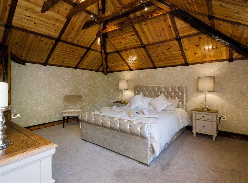Sumptuous double bedroom at Tennox Parlour in Kilbirnie, near Lochwinnoch, Ayrshire
