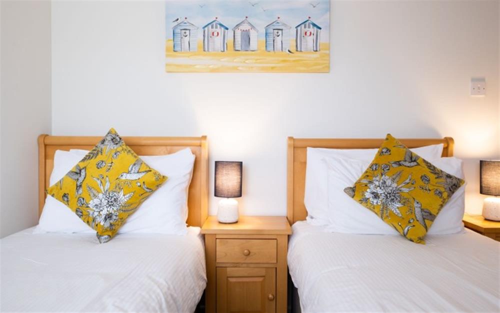 The yellow cushion theme continues into the twin bedroom giving the room a splash of colour. at Teylu in Maenporth