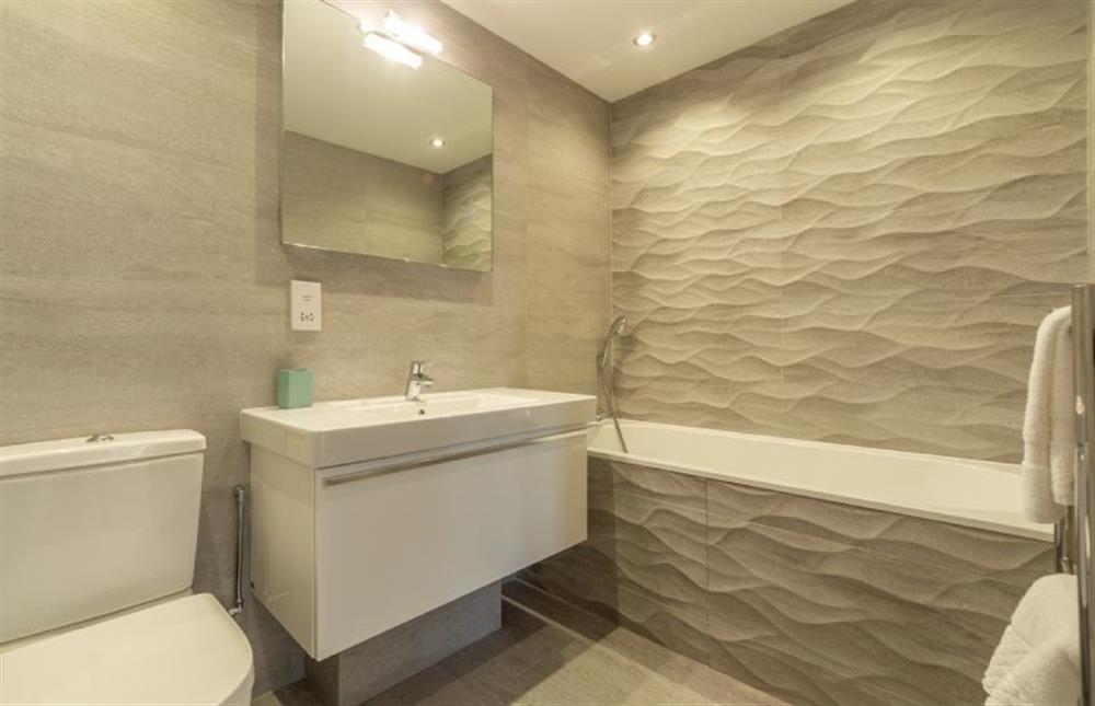 Bedroom one en-suite, with bath, wash basin and WC at Teyr Mor Cliff, Chapel Porth, St Agnes