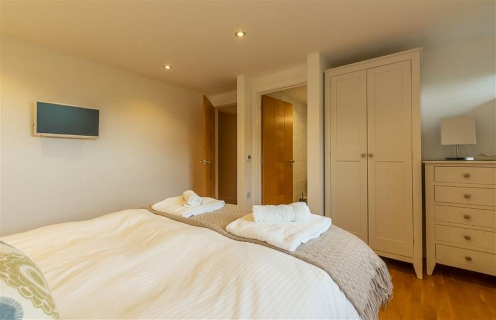 Bedroom two with king-size bed, en-suite and sea views (photo 3) at Teyr Mor Cliff, Chapel Porth, St Agnes