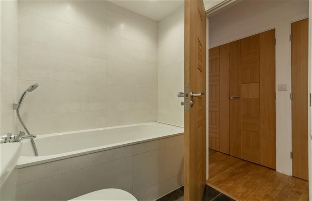 Family bathroom with bath, shower, wash basin and WC at Teyr Mor Cliff, Chapel Porth, St Agnes